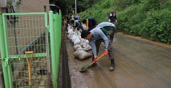 NSP통신-▲계룡시가 관내 호우 피해지역의 복구작업을 실시하고 있다. (계룡시)