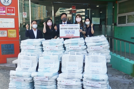 NSP통신-(오른쪽에서 2번째부터) 이은숙 자성대 노인복지관장, 성명환 BNK저축은행 대표, 김선경 부산광역시 동구의회 의원 (BNK저축은행 제공)