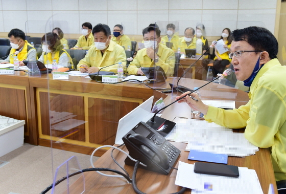 NSP통신-19일 조청식 제1부시장이 코로나19 대응 추진상황보고회에서 발언하고 있다. (수원시)