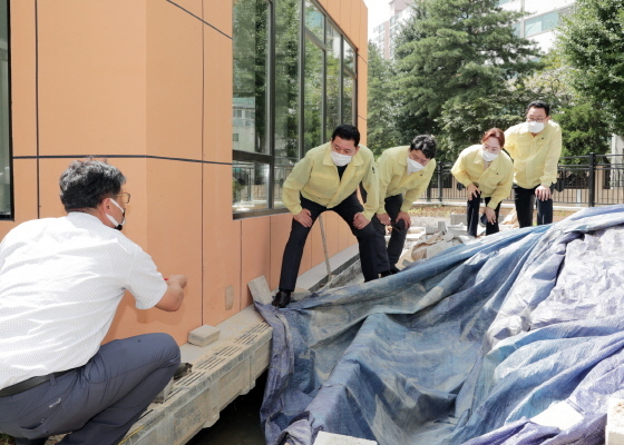 NSP통신-19일 광명시의회 의장단이 빗물 누수가 발생한 시설을 방문해 현장점검을 실시하고 있다. (광명시의회)