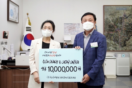 NSP통신-20일 성남시장 집무실에서 한국노총 성남·광주·하남지부가 성남시에 1000만원 기탁한 가운데 은수미 성남시장(왼쪽)과 박인수 한국노총 수석부의장이 기념촬영을 하고 있다. (성남시)