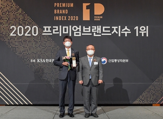 NSP통신-2020 프리미엄브랜드지수(KS-PBI) 저축은행 부문 1위 인증을 수여받은 강대명 KB저축은행 부사장 (KB저축은행 제공)