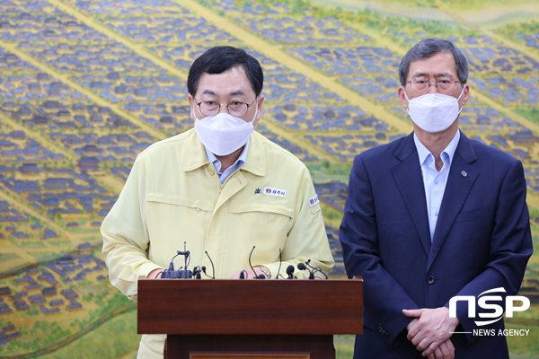 NSP통신-경주시와 한국수력원자력이 21일 경주시청에서 기자회견을 가지고 맥스터 건설을 위한 실효성 있는 지역발전 방안 원칙을 발표하고 있다. (경주시)