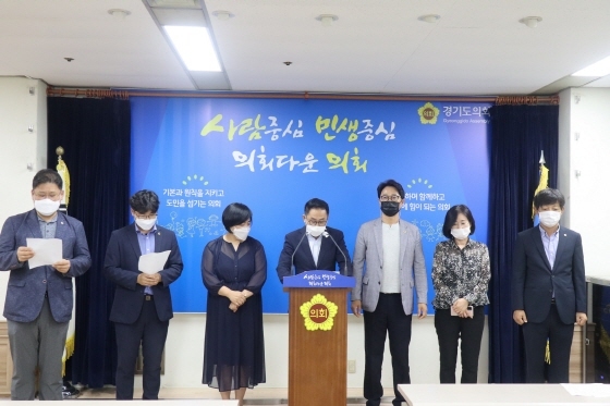 NSP통신-25일 오후 3시 경기도의회 브리핑룸에서 더불어민주당 소속 경기도의원 73명이 이원욱 최고위원 후보를 지지한다고 발표했다. (이원욱 의원실)