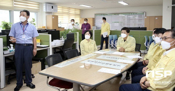 NSP통신-장석웅 전남교육감이 최근 이동 선별검사소가 설치된 순천의 한 초등학교를 방문해 방역 상황을 점검하고 있다. (전남교육청)