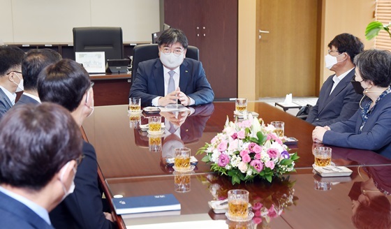 NSP통신-국민연금공단 제17대 이사장에 취임한 김용진 신임 이사장이 국민연금 임원진들과 상견례 자리를 갖고 있다. (국민연금공단)