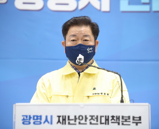 NSP통신-1일 광명시청에서 박승원 광명시장이 코로나19 관련 긴급 온라인 브리핑을 연 가운데 발언하고 있다. (광명시)