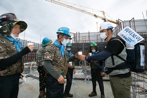 [NSP PHOTO]쌍용건설, 보건관리자 워터보이가 현장에 얼음물 제공