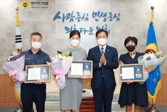 NSP통신-2일 경기도의회 의장 접견실에서 장현국 경기도의장(오른쪽 두번째)이 제64주년 경기도의회 개원기념으로 이웃사랑에 앞장 선 도민에게 의정활동지원 유공자 표창장 수여 후 수상자들과 기념촬영을 하고 있다. (경기도의회)