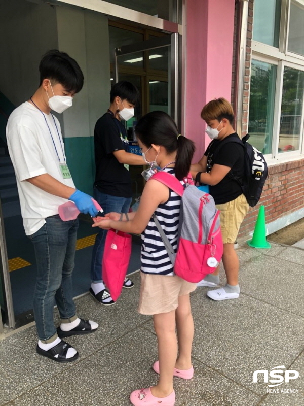 NSP통신-경상북도교육청은 2학기부터 교육청 산하 학생수련기관 소속 직원 50여 명이 코로나-19 예방을 위한 학교 방역 활동 등 지원에 나섰다고 3일 밝혔다. (경상북도교육청)