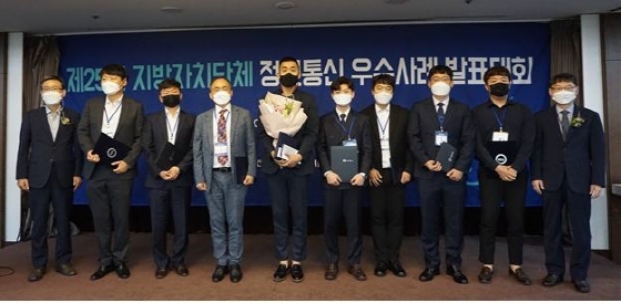 NSP통신-20일 김성진 팀장(왼쪽 다섯번째)이 대통령상 수상 후 기념촬영을 하고 있다. (수원시)