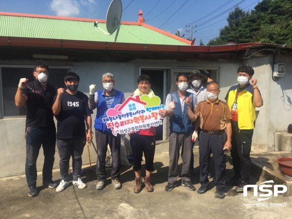 NSP통신-의성군 봉양면 찾아가는 보건복지팀과 의성군종합자원봉사센터는 지난 4일 봉양면 안평2리 박모 어르신을 대상으로 주거환경 개선사업과 건강체크를 실시했다 (의성군)