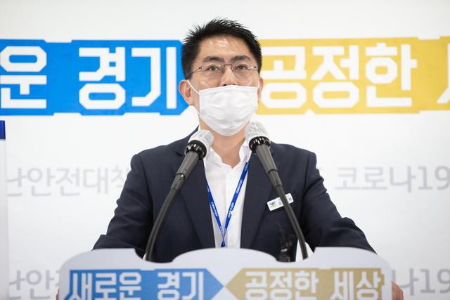 NSP통신-8일 도청 브리핑룸에서 2020 기본소득 박람회 추진단장인 김재용 경기도 정책공약수석이 기자회견을 하고 있다. (경기도)