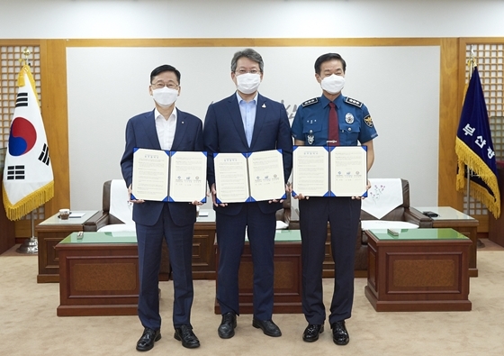 NSP통신-(왼쪽부터) 이정환 주택금융공사 사장, 변성완 부산시장 권한대행, 진정무 부산지방경찰청장이 시니어 마을안전지킴이 노인일자리 사업 협약 체결 후 기념촬영을 하고 있다. (주택금융공사 제공)