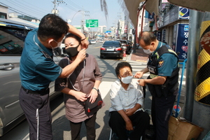 [NSP PHOTO]청도署, 보이스피싱·교통사고 예방 마스크 걸이 배부
