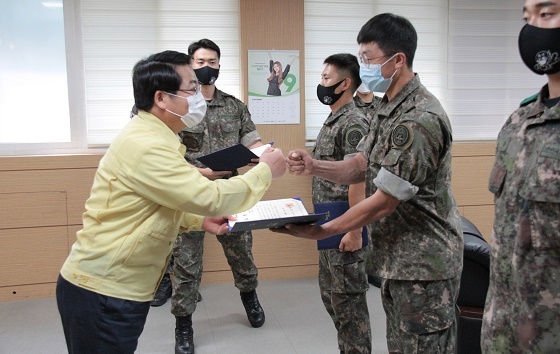 NSP통신-▲오세현 시장이 제203특공여단을 방문해 수해복구 지원에 대한 감사의 인사를 전했다. (아산시)