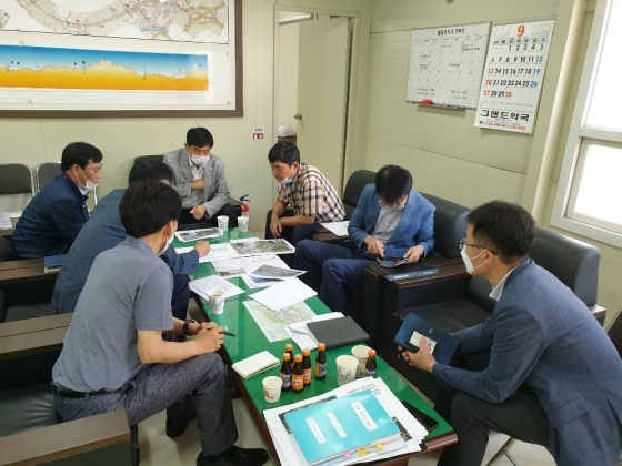 NSP통신-엄교섭 의원이 오포∼포곡(2) 포곡IC 도로점용 관련 회의를 개최하고 있다. (경기도의회)