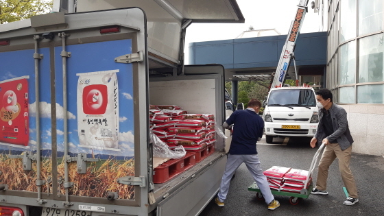 NSP통신-용인아산내과에서 기탁한 쌀을 옮기고 있다. (용인시)