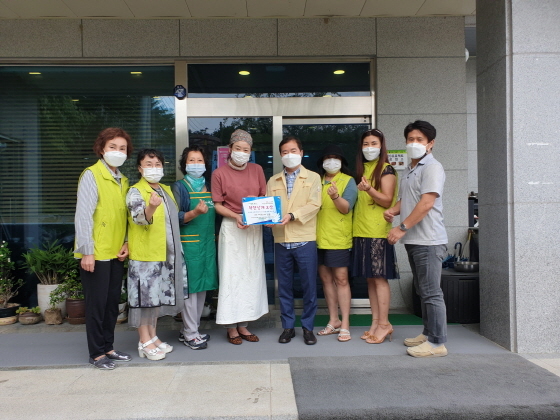 NSP통신-9일 오산시 세마동지역사회보장협의체 관계자들이 착한날개 오산 현판을 전달하고 기념촬영을 하는 모습. (오산시)