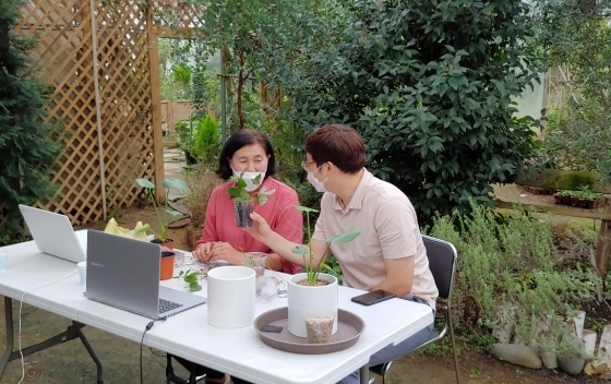 NSP통신-평택시가 추진하고 있는 농업 교육 프로그램인 실과수업으로 배우는 농업이야기 수업을 농촌지도사와 도시농업관리사가 ZOOM을 활용해 비대면으로 진행하고 있다. (평택시)