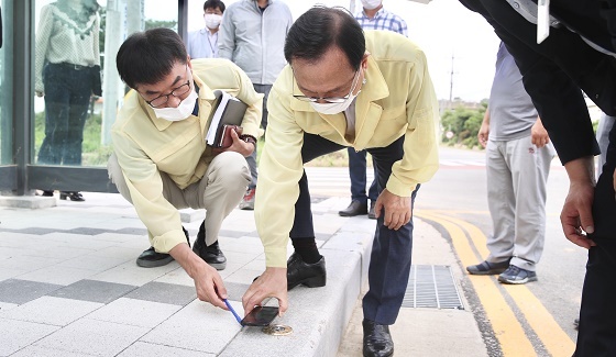 NSP통신-▲박상돈 시장이 주요 대형 도로건설 사업장 4곳을 찾아 점검에 나섰다. (천안시)