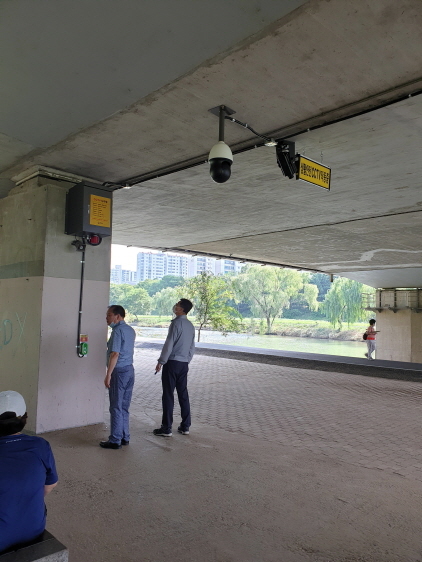 NSP통신-성남 탄천 교량에 설치한 방범용 CCTV 모습. (성남시)