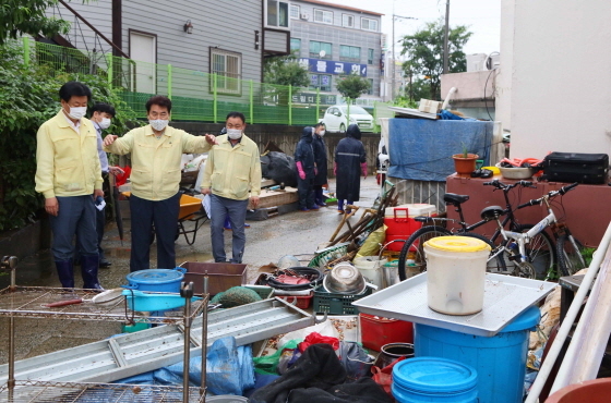 NSP통신-지난 3일 백군기 용인시장이 관계자들과 백암면 강림아파트 피해복구 현장을 점검하는 모습. (용인시)