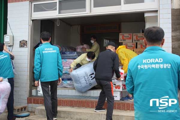 NSP통신-한국원자력환경공단이 11일 제9, 10호 태풍으로 큰 피해를 입은 경주시 감포읍 태풍피해 가구에 생필품을 전달하고 있다. (원자력환경공단)