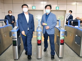 [NSP PHOTO]수인선 개통 첫 날, 시흥시장·박춘호 의장 탑승해 시민 불편 점검