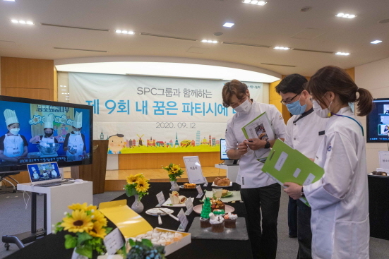 NSP통신-SPC컬리너리아카데미에서 심사위원들이 온라인을 통해 참가자로부터 출품작 설명을 듣고 있다 (SPC그룹 제공)