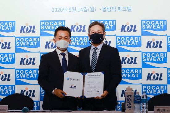 NSP통신-양동영 동아오츠카 대표(왼쪽)와 이정대 KBL 총재(오른쪽) (동아오츠카 제공)