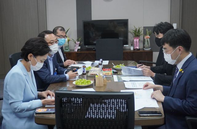 NSP통신-15일 국회의원 사무실에서 김남국 의원(오른쪽 앞)이 김현미 국토부장관(왼쪽 앞) 및 관계자들과 간담회를 하고 있다. (의원실)