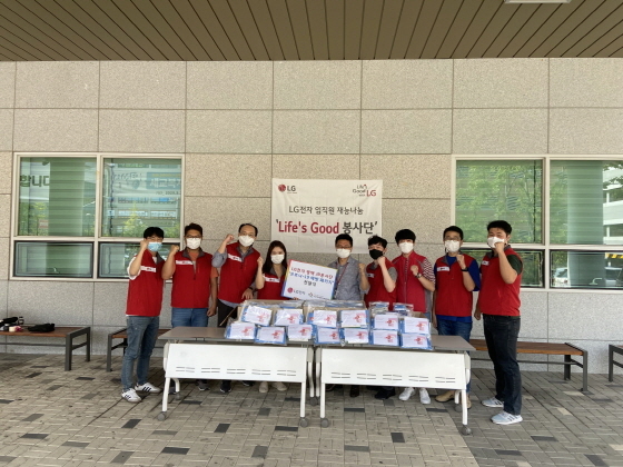 NSP통신-15일 LG전자 봉사단이 후원물품 전달 후 기념촬영을 하는 모습. (오산시)