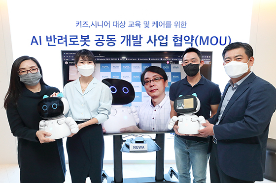 NSP통신-KT가 스테이지파이브, 누와 로보틱스, 아쇼카 한국과 함께 17일 서울 송파구 스테이지파이브 본사에서 AI 반려로봇 공동 사업을 위한 업무협약을 체결했다. (KT)