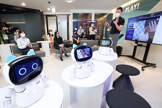 NSP통신-17일 서울 송파구 스테이지파이브 본사에서 진행된 AI 반려로봇 공동 사업을 위한 업무협약식에서 누와 로보틱스 Leo Guo(화면속) 대표와 화상 연결 시연을 하고 있다. (KT)