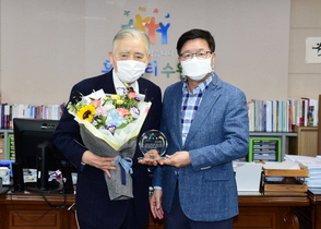 [NSP PHOTO]염태영 수원시장, 김이환 이영미술관 관장에 감사패 전달