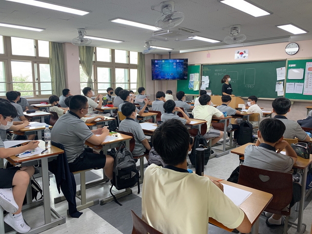 NSP통신-부천동중학교 학생들이 일인일저 책쓰기 시민작가 도서 출판기념회에 참여하고 있다. (부천시)