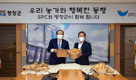 NSP통신-(왼쪽부터)황재복 SPC 대표이사, 한왕기 평창군수 (SPC그룹 제공)