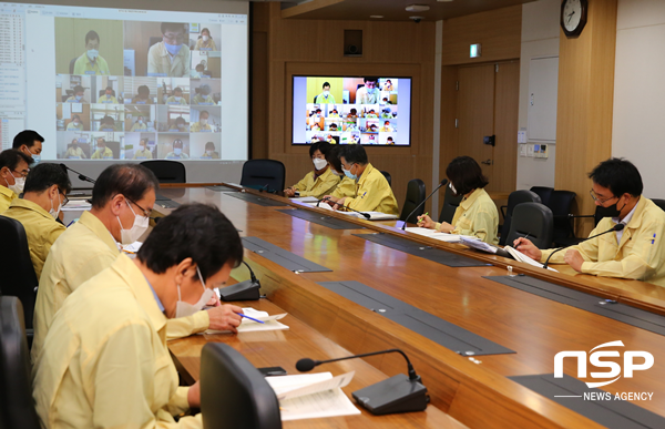 NSP통신-경주시가 21일 코로나19 언택트 시대에 맞춰 9월 확대간부회의를 영상회의로 개최하고 있다. (경주시)