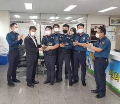 [NSP PHOTO]포항남부서, 정규임용 신임경찰관에 청렴 도장 전달