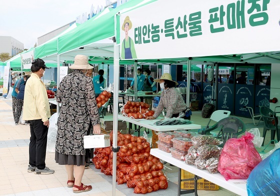 NSP통신-▲태안군이 농산물 소비촉진을 위해 로컬푸드 직거래 장터를 운영한다 (태안군)