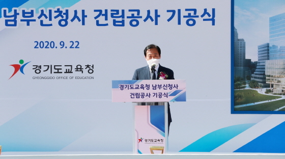 NSP통신-22일 수원 경기융합타운 현장에서 진행된 경기도교육청 남부신청사 건립공사 기공식에서 장현국 경기도의장이 축사를 하고 있다. (경기도의회)