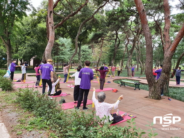 NSP통신-의성군은 지난 17일 의성군 이웃사촌복지센터와 경운대학교 링크플러스 사업단이 업무협약식을 갖고 사회공헌활동과 건강한 마을환경조성 등을 위해 상호 협력해 나가기로 했다고 밝혔다 (의성군)