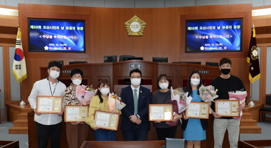 NSP통신-24일 장인수 오산시의회 의장(가운데) 및 수상자들이 기념촬영을 하는 모습. (오산시의회)