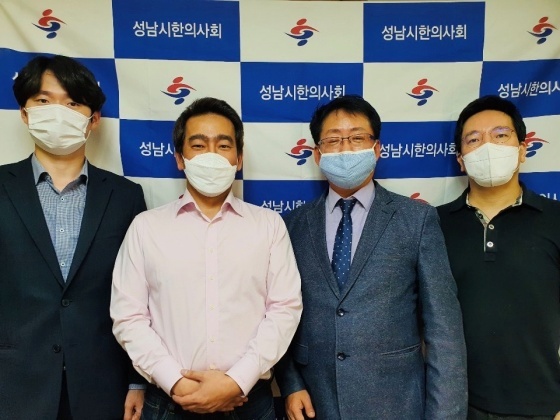 NSP통신-경기도한의사회 분회학술세미나 참석자 기념촬영 모습. (성남시한의사회)