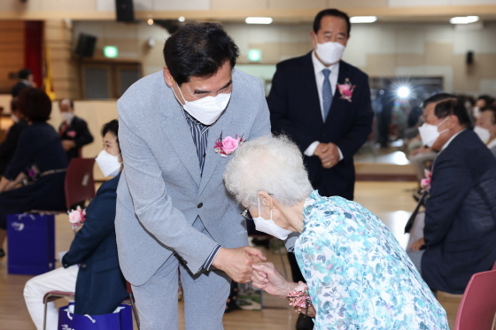 NSP통신-25일 아름채노인복지관에서 제25회 노인의 날을 맞이해 노인의 날 기념식이 열린 가운데 김상돈 의왕시장이 어르신과 인사를 나누고 있다. (의왕시)