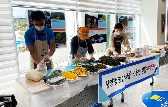 NSP통신-▲청양군이 청양구기자와 산채 판매촉진 행사를 가졌다. (청양구)