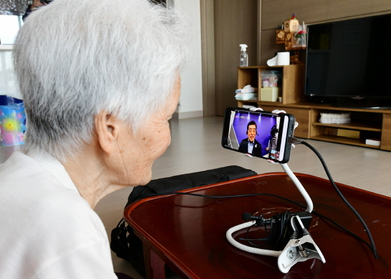 NSP통신-28일 시청에서 윤화섭 안산시장이 영상통화를 통해 홍옥순 어르신께 추석 안부 인사를 전하고 있다. (안산시)