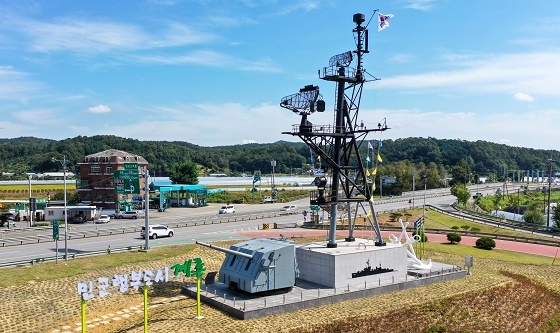 NSP통신-▲계룡시가 연화교차로에 해군 상징물인 구축함을 설치했다. (계룡시)