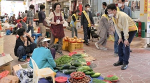 [NSP PHOTO]김정섭 공주시장, 추석 앞두고 전통시장 경기 점검